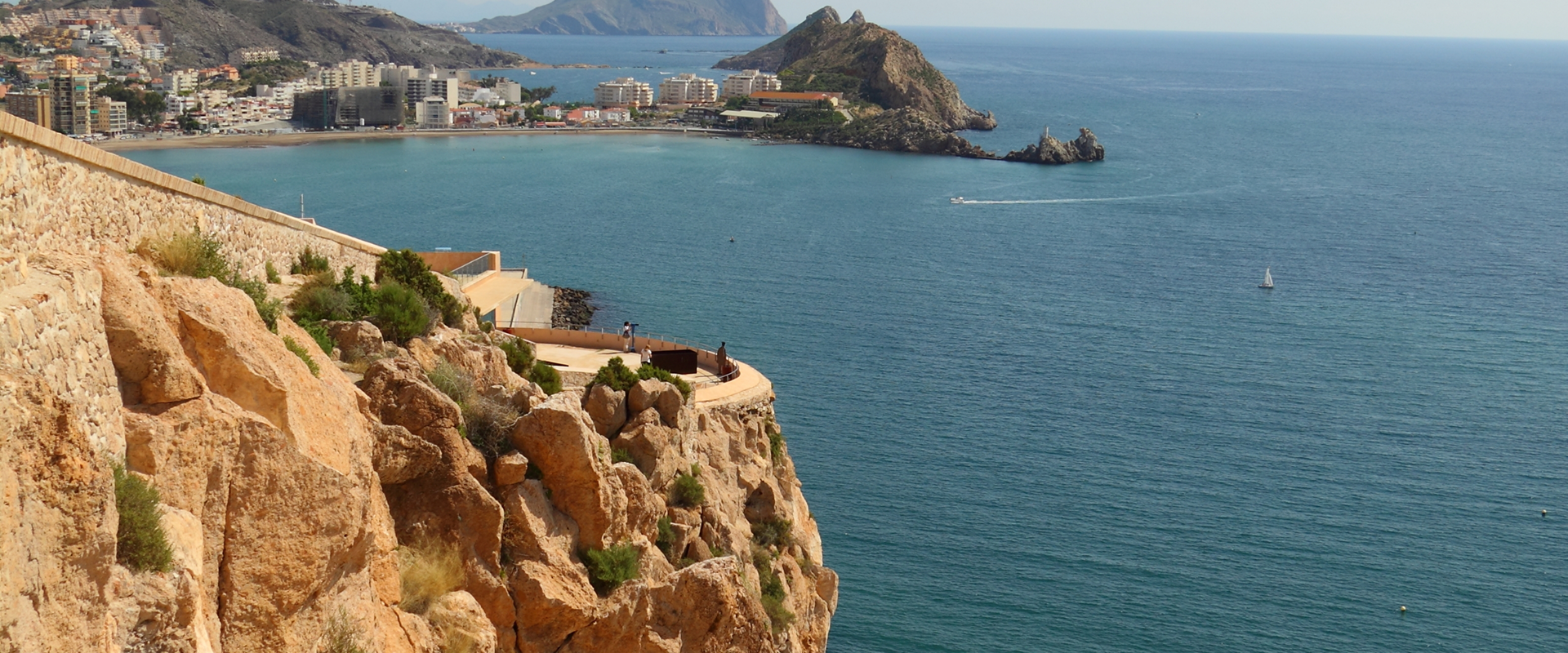 Descubre las mejores opciones para navegar por la costa de Almería. Reserva tu barco con facilidad desde nuestra web.